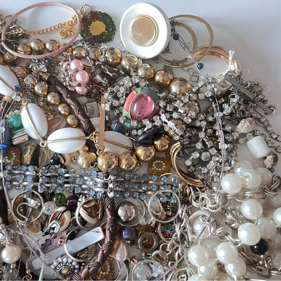 1.5 lb Vintage Craft Junk Jewelry Lot - Picture 8 of 9